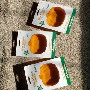 NWT mini silicone bakeware- 🎃 pumpkin  - set of three